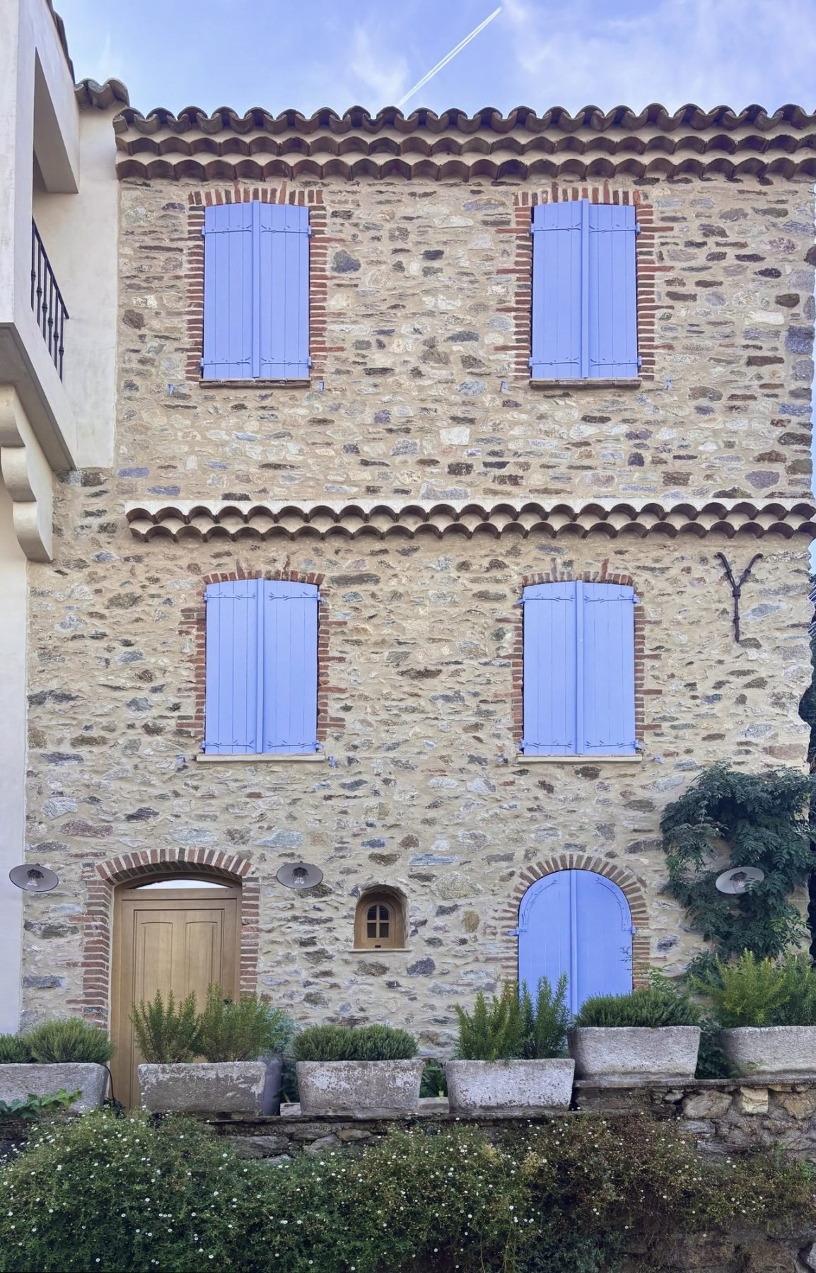 Maison de village aux volets bleus